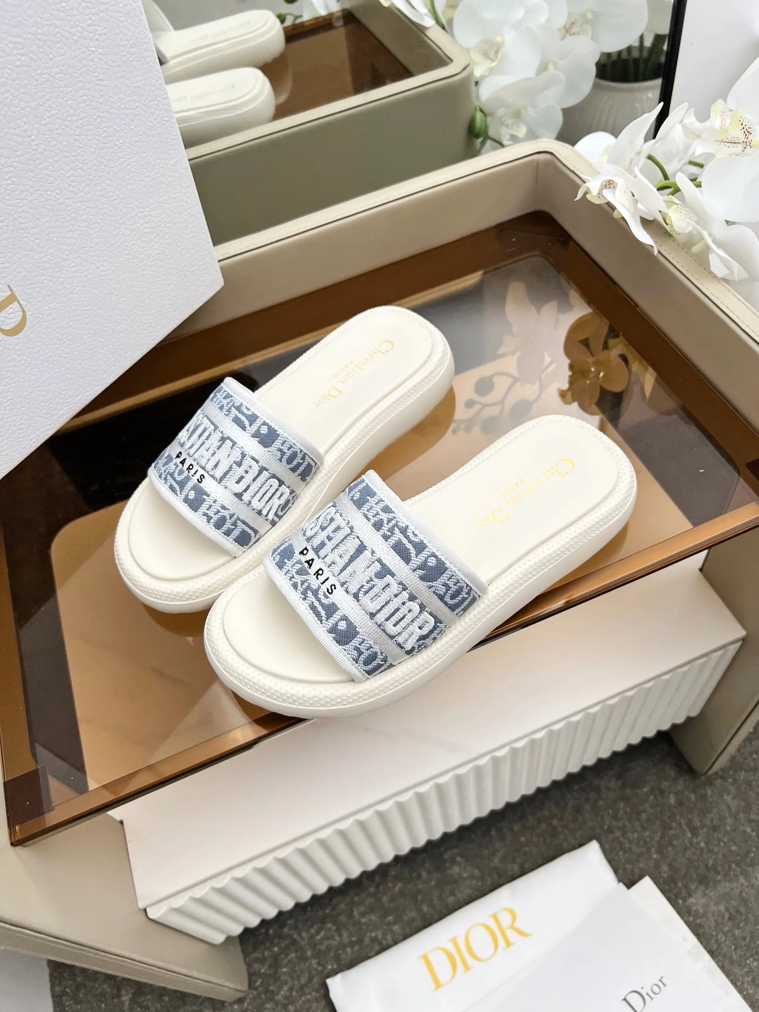 👟👟Ex-factory price 420👟👟 Dior high version slippers, 👏👏2025 new classic model 🔥Purchasing level qualityHigh-end thick-soled slippers in foreign countersHigh version with rust style💋———————————— Upper➕Inner: Original customized special electric embroidery material, Sole: Original mold 1.1 (lightweight) Bottom thickness: heel 5cm, forefoot 3cm, size 35-40 (with full set of packaging, cloth bag handbag, card instructions). You are welcome to place an order in advance, first come first served. Win-win cooperation.